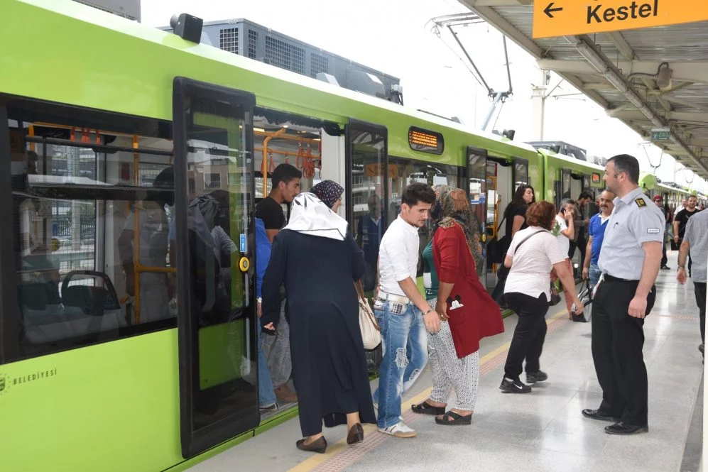 Bursalılar 'raylı ulaşım' dedi! BursaRay yolcu rekoru kırdı