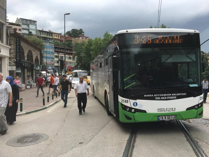 Bursa'da özel halk otobüsü bir otomobile çarpıp kaçtı
