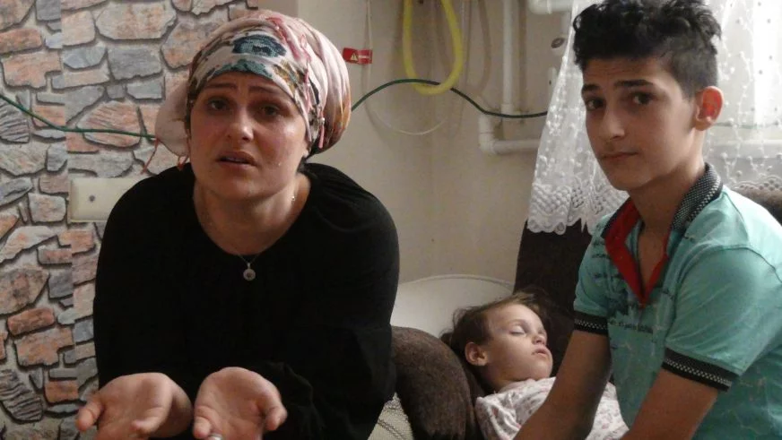 Bursa'da çocuklarının işitme cihazı kırılan anne yardımseverlere sesini duyurmaya çalışıyor