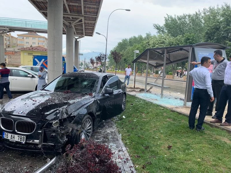 Bursa'da kaza geliyorum dedi! Aşırı hız yapan sürücü durağa böyle daldı