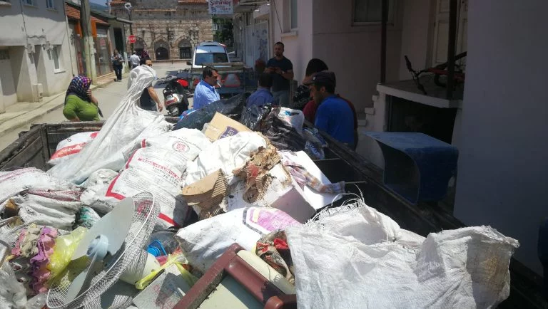 Bursa'da çöp ev vakası! Yalnız yaşayan kadın 8 römork çöp biriktirmiş