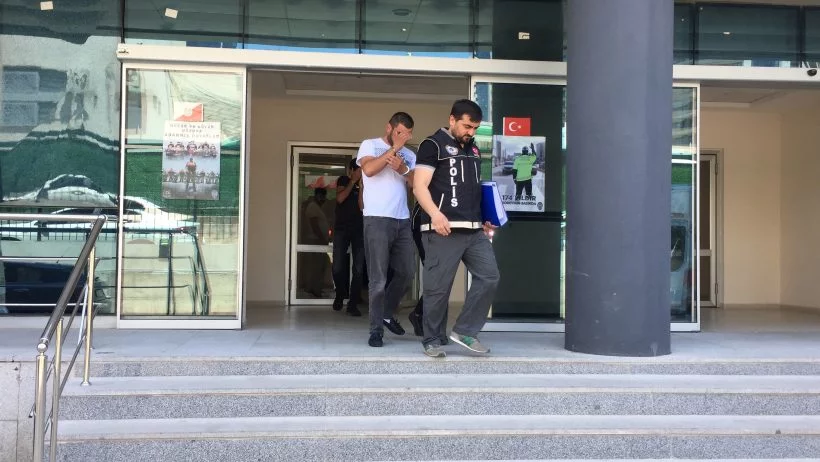 Bursa'da adliyeye götürülen torbacılar 'şampiyon biziz' sloganı attı
