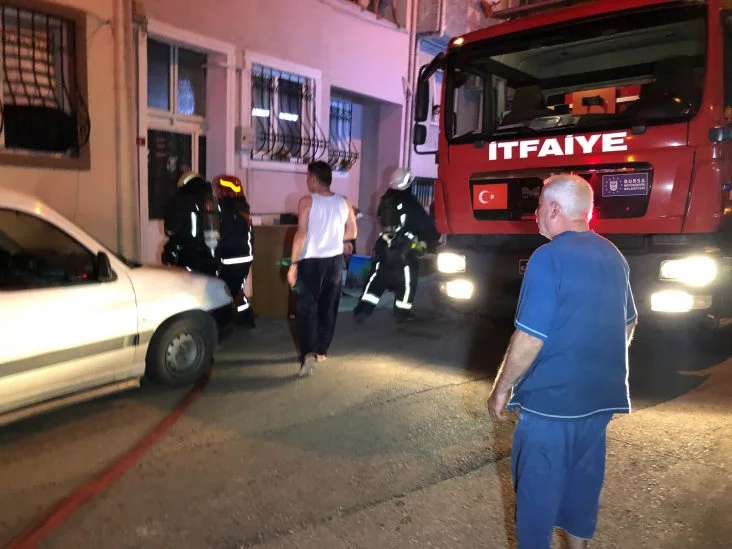 Bursa'da 3 katlı apartmanda korkutan patlama