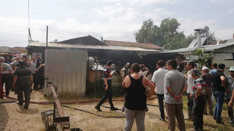 Bursa'da ahırda çıkan yangında 4 kişi dumandan zehirlendi