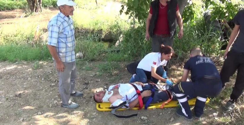 Bursa'da traktör su kanalına devrildi, baba ve 2 oğlu yaralandı