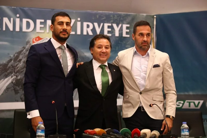 Bursaspor, Yalçın Koşukavak ile imzaları attı