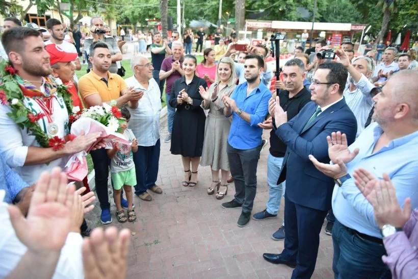 Bursa'ya dönen Kırkpınar'ın fatihine davullu zurnalı karşılama