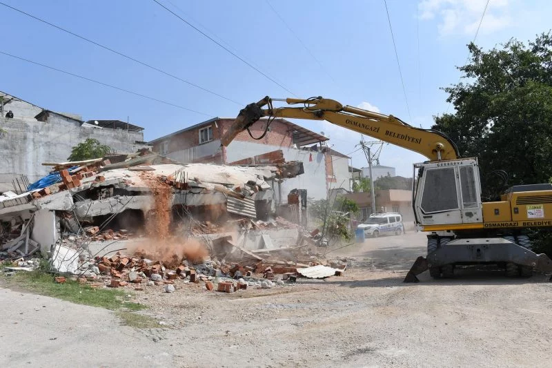Bursa'da yüksek gerilim hattının altına yapılmış kaçak binalar bir bir yıkıldı