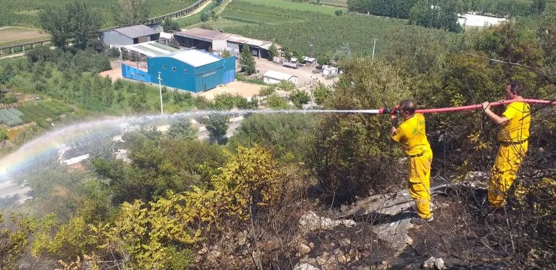 Kestel'de arazözlerin ulaşamadığı yangın kontrol altına alınmaya çalışılıyor