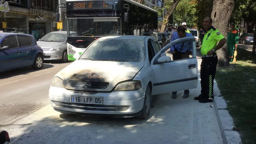 Bursa'da seyir halindeki araç alevlere teslim oldu