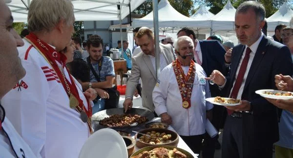 İnegöl'de lezzetli festival... 1,5 ton köfte dağıtıldı