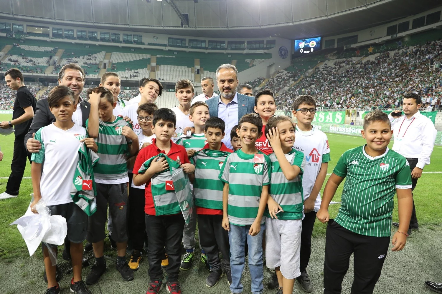 Başkan Aktaş'tan çocuklara Bursaspor forması