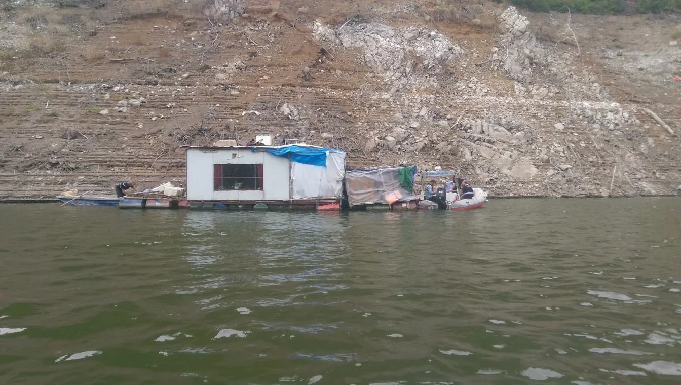 Bursa'da ilginç operasyon! Baraj üzerinde yüzen evlere baskın