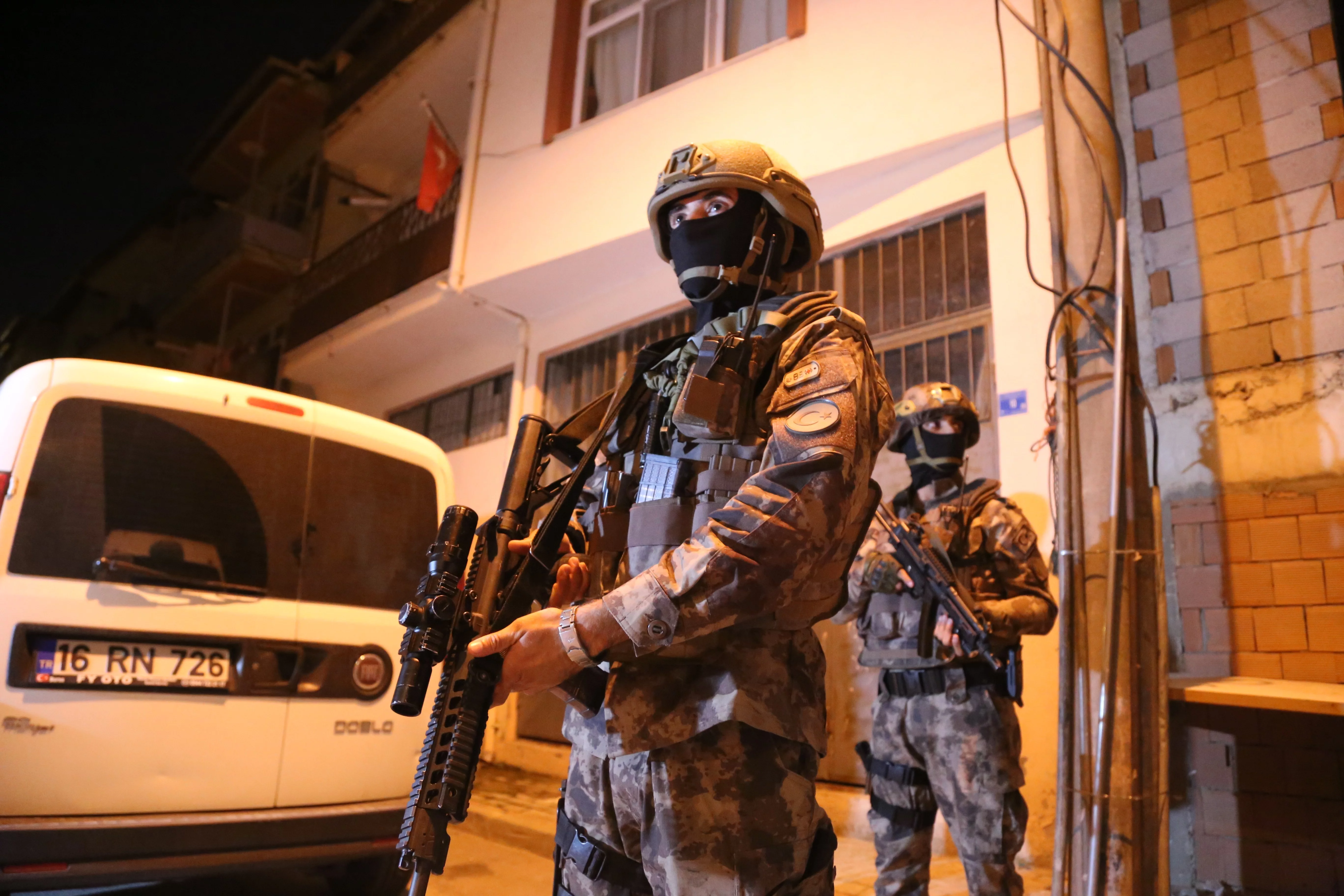 Bursa'da bin polisle şafak operasyonu