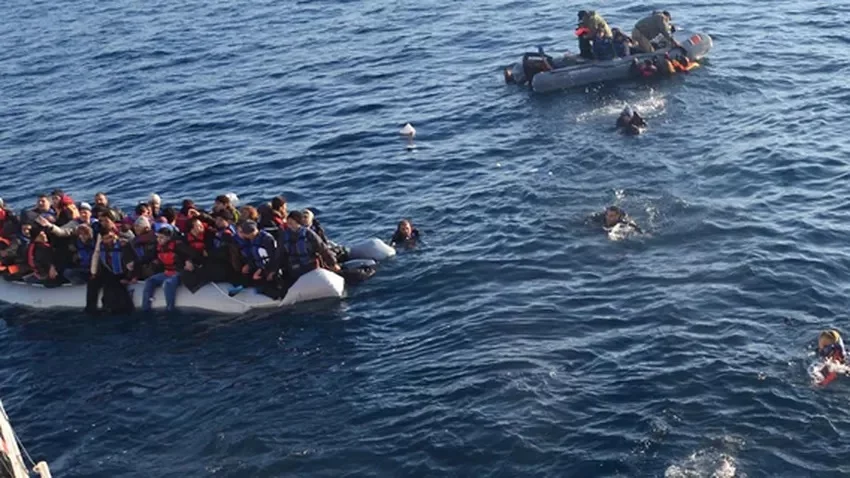 Ayvalık'ta düzensiz göçmenleri taşıyan tekne battı