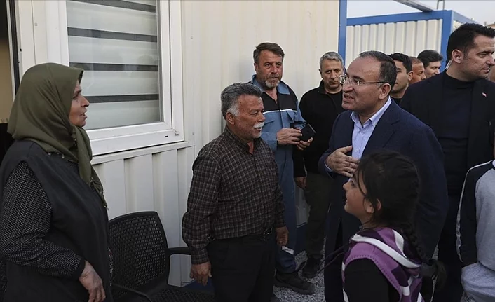 Adalet Bakanı Bozdağ, İslahiye ilçesinde kurulan konteyner kenti ziyaret etti