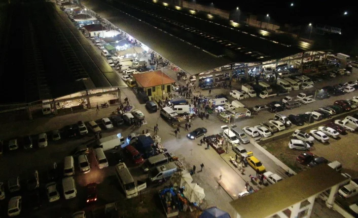 Akşam pazarına akın: Bitpazarındaki kalabalık havadan görüntülendi