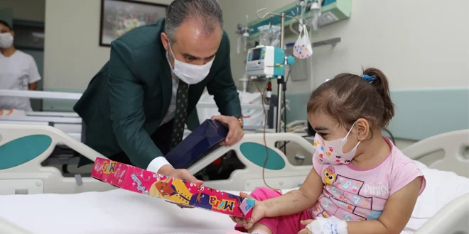 Başkan Aktaş'tan lösemi hastalarına moral ziyareti
