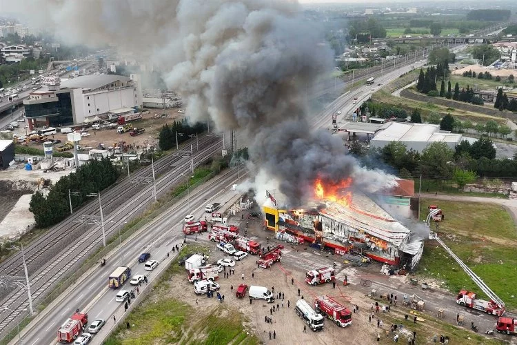Alev alev yanan market havadan görüntülendi