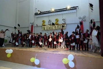 Alinur Aktaş, ilkokul öğrencilerinin kep atma töreninde