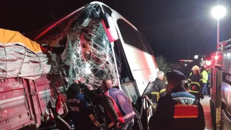 Amasya'da yolcu otobüsü ile tır çarpıştı: 2 ölü, 20 yaralı