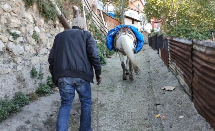 Araçların girmediği mahalleye atıyla yük servisi yapıyor