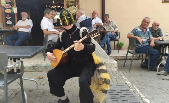 Arı adam Bursa'da sokak sokak gezip saz çalıp türkü söylüyor