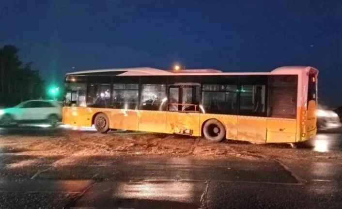 İstanbul'da İETT otobüs kazaları bitmiyor! Minibüs ile çarpıştı 14 kişi yaralandı
