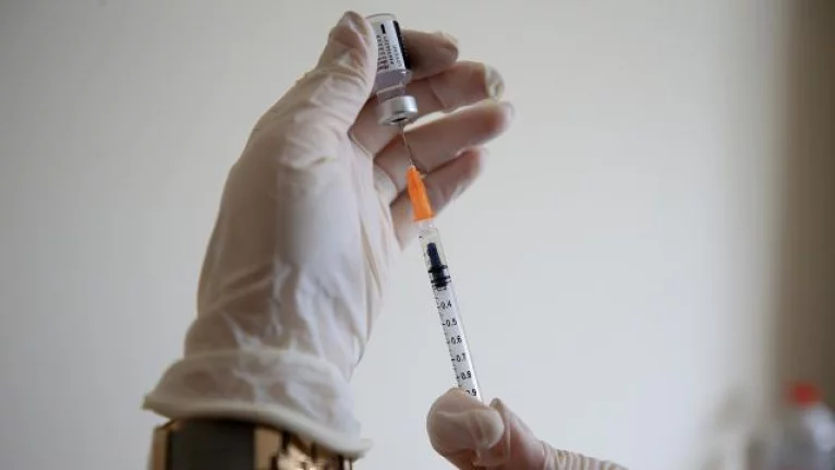 Aşı olmamış kişilere aşı kartı çıkaran 3 hemşire tutuklandı