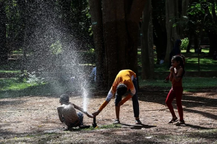 Asya'daki birçok okul aşırı sıcaklar sebebiyle eğitime ara verdi