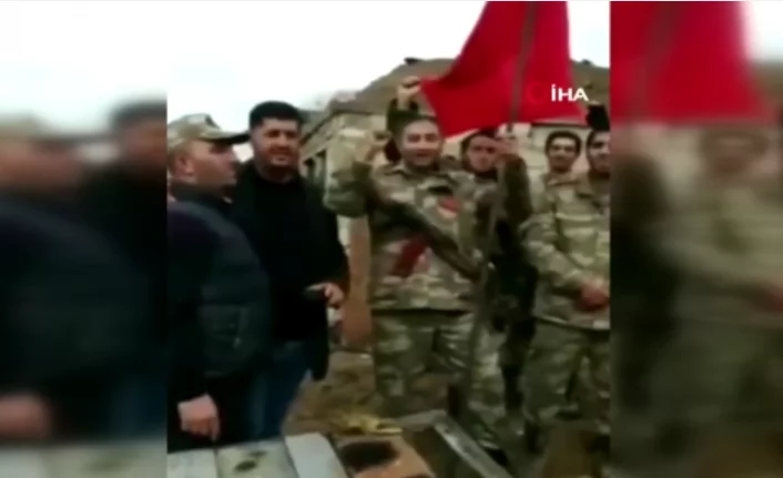 Azerbaycan askerleri Karabağ'a Türk bayrağı dikti!