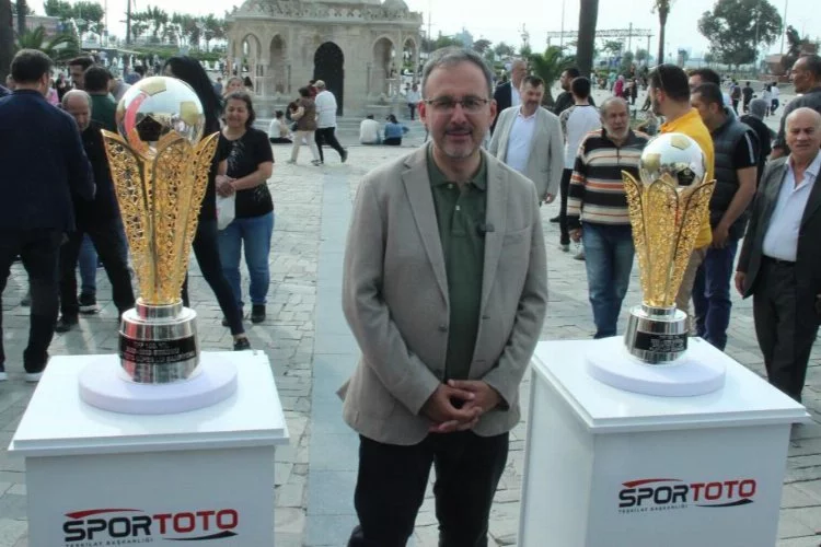 Bakan Kasapoğlu, şampiyonluk kupalarının sergisine katıldı