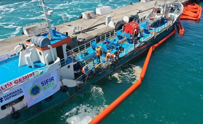 Bakan Kurum, Marmara Denizi'nden 11 günde 4 bin 202 metreküp müsilaj temizlendiğini bildirdi