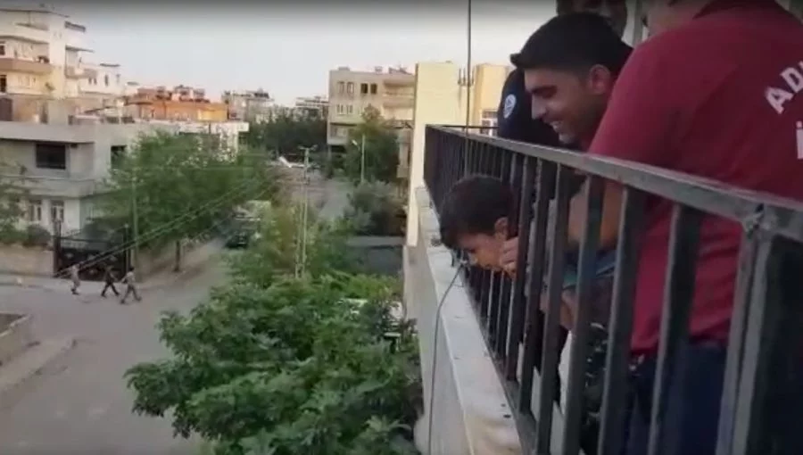 Kafası balkon korkuluğuna sıkışan çocuk böyle kurtarıldı