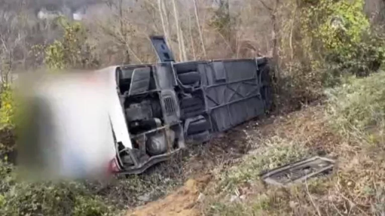 Bartın'da yolcu otobüsü devrildi: İlk belirlemelere göre 39 kişi yaralandı