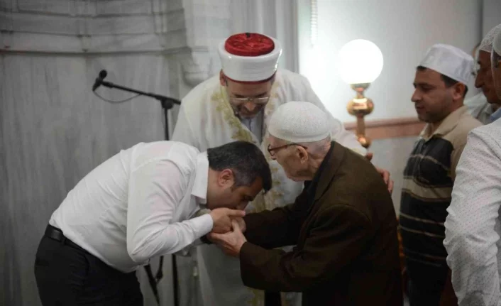 Başkan Oktay Yılmaz bayramı Tatbikat Camii’nde karşıladı