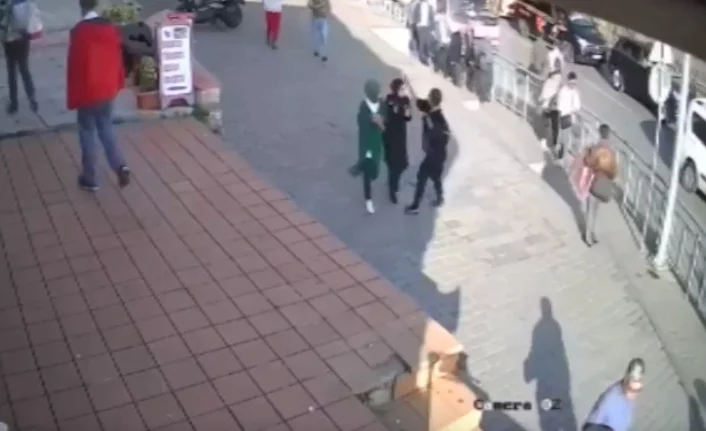 Başörtülü kadına saldırı kamerada