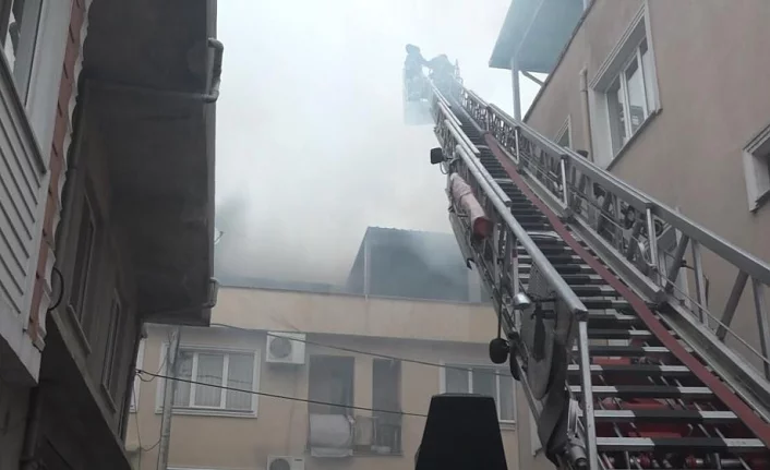 Bitişik nizam binanın çatısında çıkan yangın korkuttu