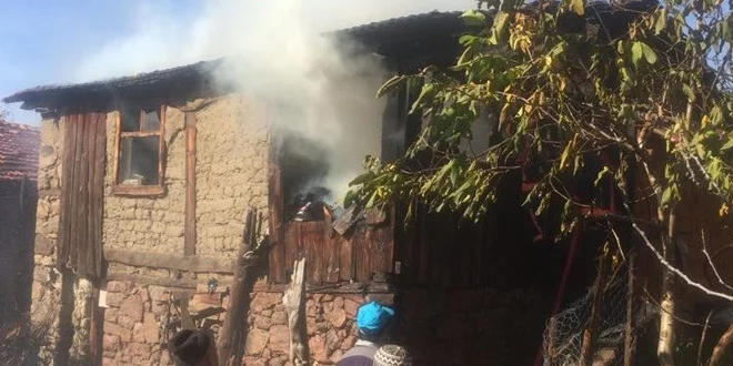 Bursa'da ahşap ev alev alev yandı