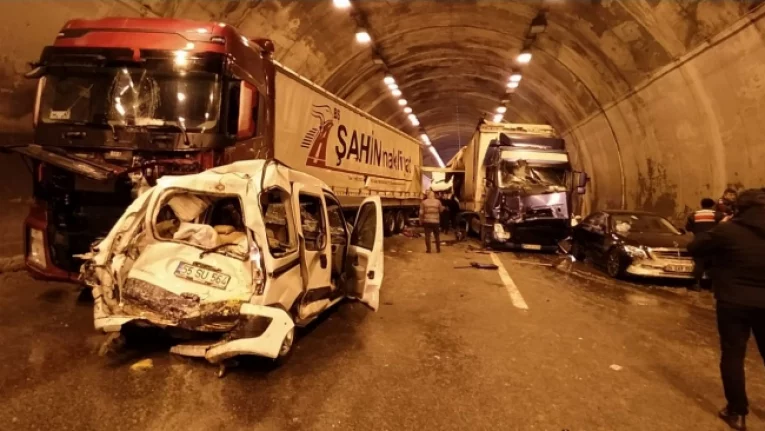 Bolu Dağı Tüneli'nde kaza: 3'ü ağır 17 yaralı