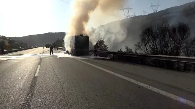 Bursa'da bariyerlere çarpan süt tankeri yandı