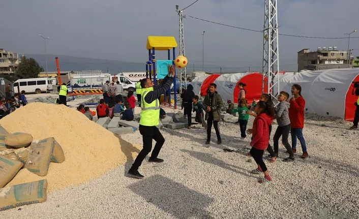 Bursa'da Büyükşehir'den depremzede çocuklara oyun parkı