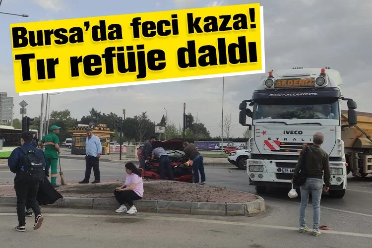 Bursa’da feci kaza! Tır refüje daldı