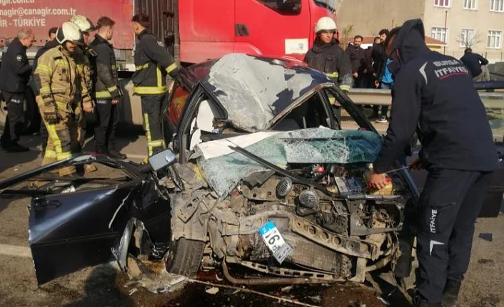 Bursa'da otomobil, kamyonete çarptı: 3 yaralı