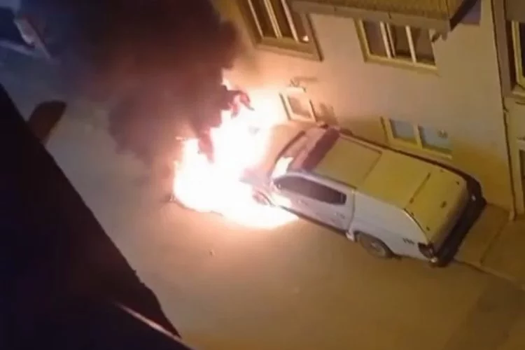 Bursa'da Park halindeki otomobil alev alev yandı