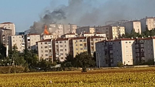 Bursa'da yanan 3 apartman havadan görüntülendi