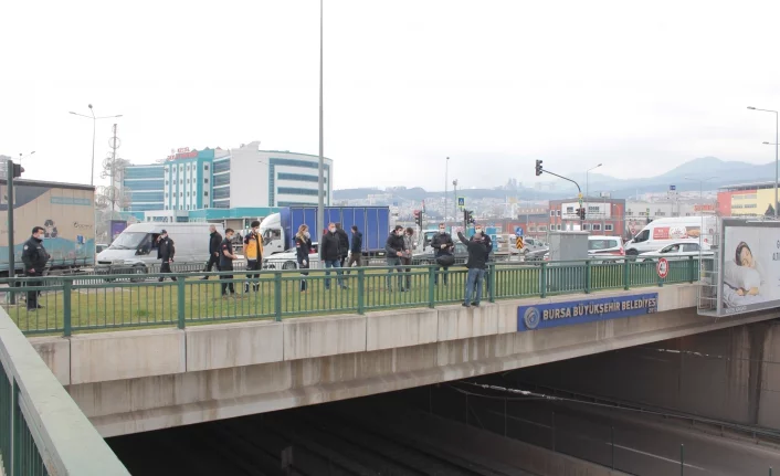 Bursa'da 112 görevlisi köprüden atlamak isteyen adamı yakaladı!