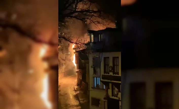 Bursa'da 2 katlı ahşap bina alev alev yandı