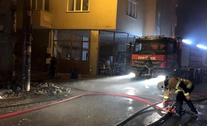 Bursa'da 2 katlı ahşap bina küle döndü