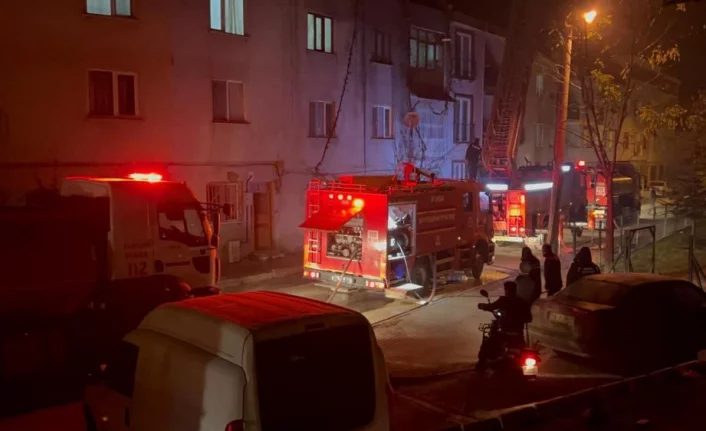 Bursa'da 3 katlı apartmanın çatısı alev alev yandı